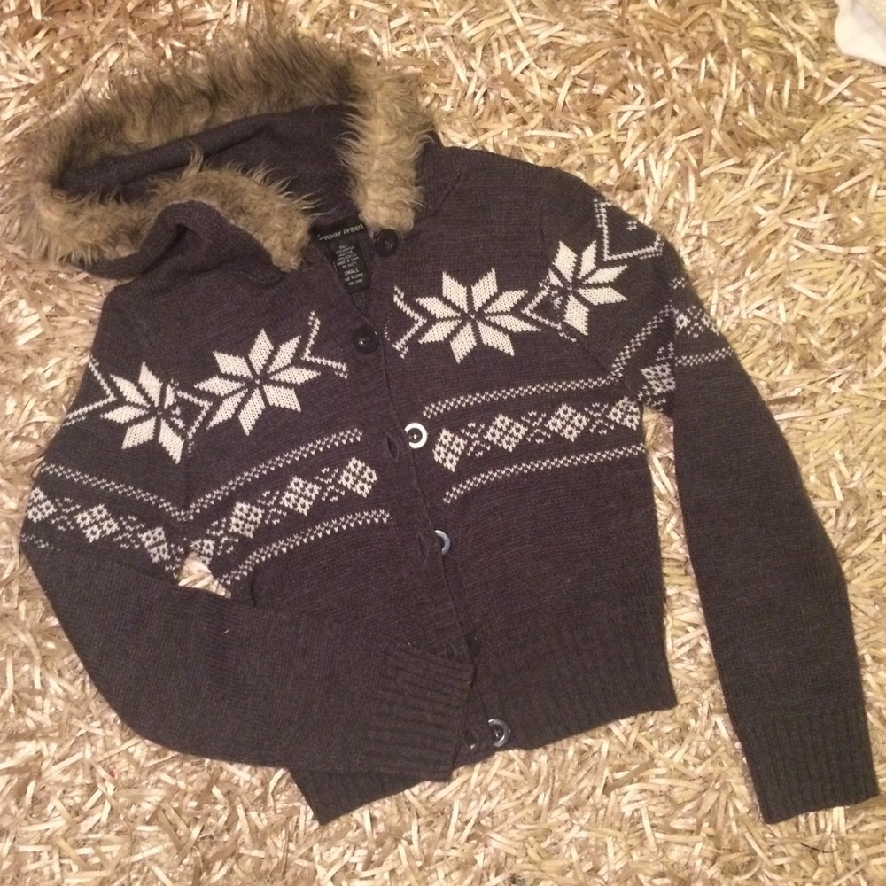 Button up Fur-hooded grey sweater